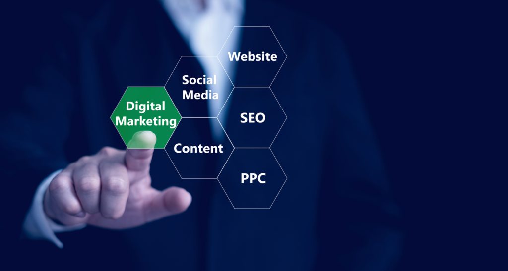 "Interaktivna predstavitev ključnih področij digitalnega marketinga, kot so SEO, družbena omrežja, vsebinski marketing in oglaševanje s plačilom na klik, z izpostavljenim pojmom 'Digital Marketing'.